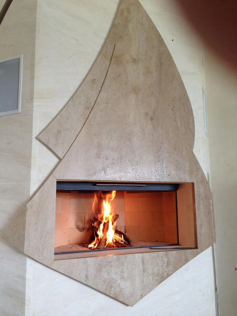 Cheminée en pierre d'Estaillades avec foyer fermé TOTEM - Sanary sur Mer