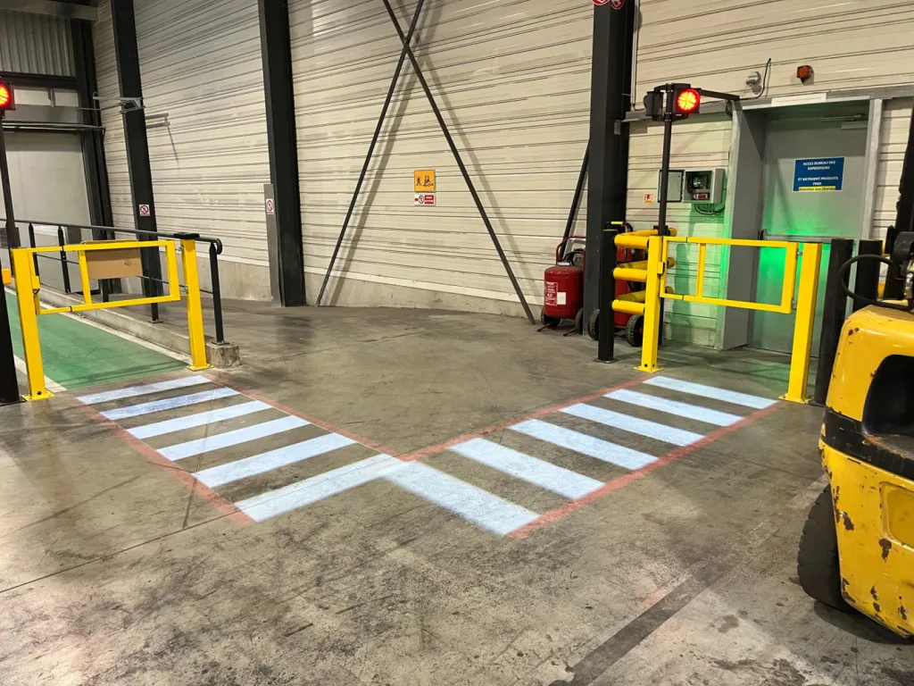 Sécurisation d’un carrefour en usine : installation de signalisation LED au sol à Venizel, près de Lille Sécurisation d’un carrefour en usine : installation de signalisation LED au sol à Venizel, près de Lille