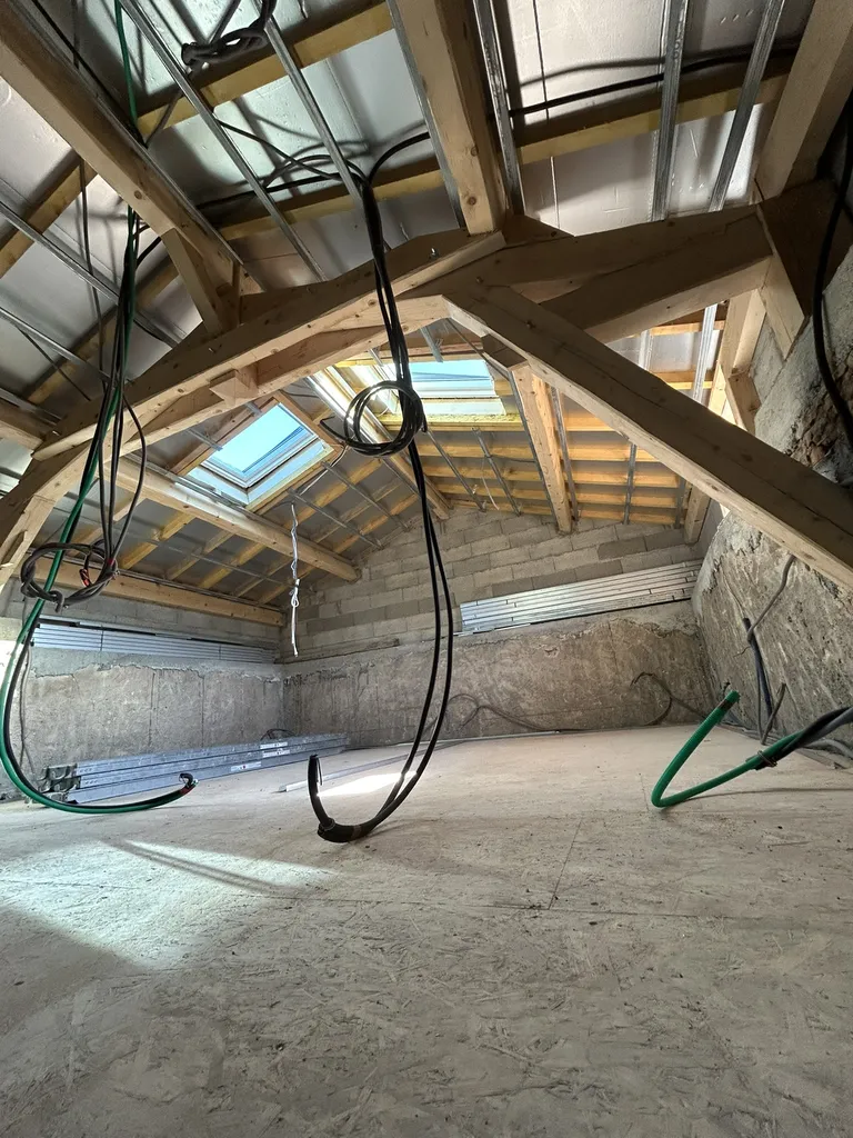 Passage du câblage électrique intégré dans l’isolation thermique intérieure (ITI) lors de la rénovation de maison à Villefranche-sur-Saône