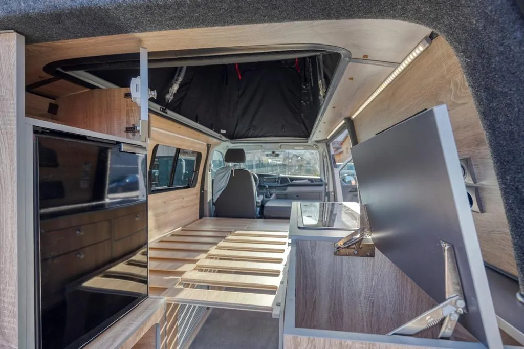 VW T6 Court aménagé sur-mesure à Paris : transformation en van compact pour échappées week-end en Île-de-France