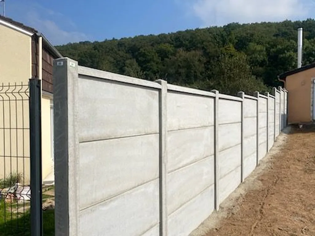 Installation de Clôture Occultante en Plaques Béton pour Maison et Propriété à Yvetot en Seine-Maritime à proximité de Caudebec-en-Caux et Barentin