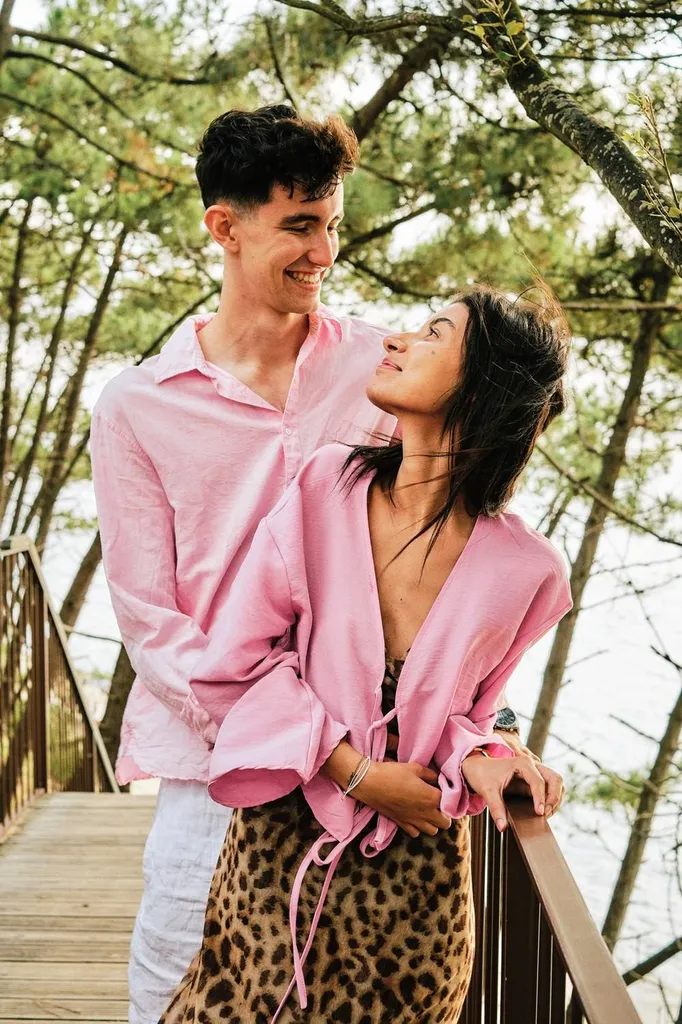 Ayrton et Samia : Une demande en mariage lors d'une séance photo magique, au pied de la Dune du Pyla en Gironde - Les Mariages de Mademoiselle L - Sandra Lexow