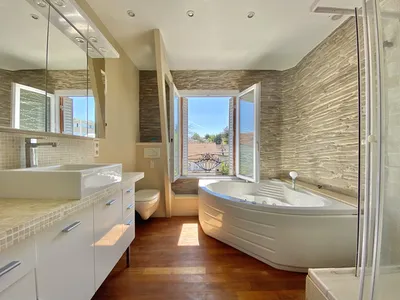 Salle de bains avec jolie vue
