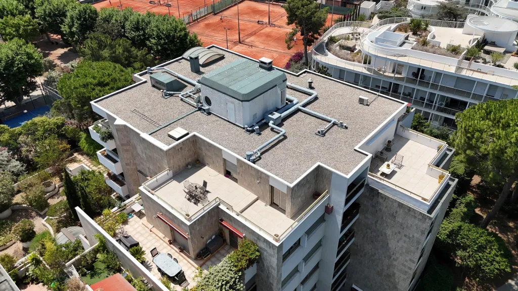 Notre zone d'activité pour ce servicepose de rouleau bitumé sur toiture par une entreprise d'étanchéité