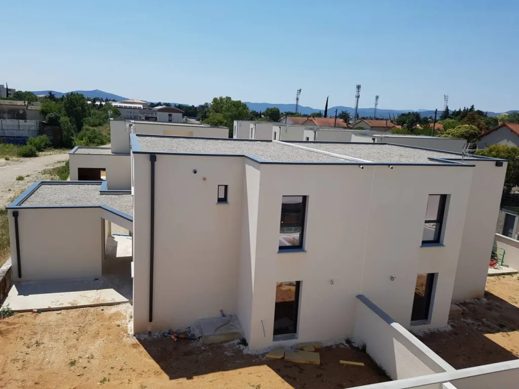 Installation de couvertines sur une structure importante.