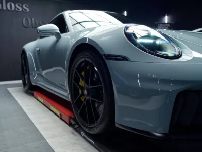 Cette Porsche 992 Carrera 4 GTS est protégée sur son bloc avant avec un PPF film de protection XPEL appliqué avec précision chez Gloss Obsession.