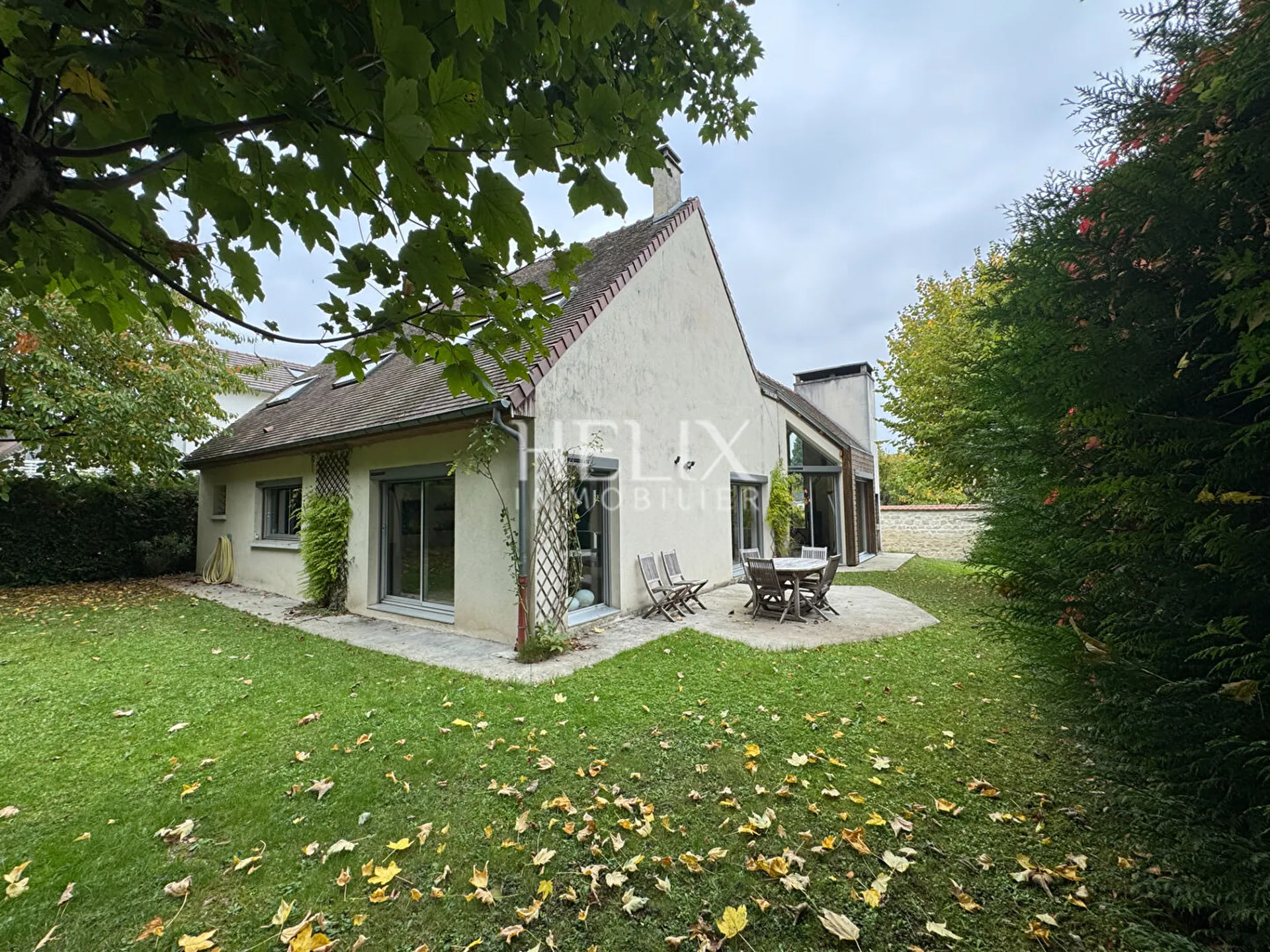 A vendre une jolie maison de 152,61 M², élégante et bien proportionnée, de 1985 édifiée sur un terrain de 1078 M² située dans un quartier calme à Villennes-sur-Seine.