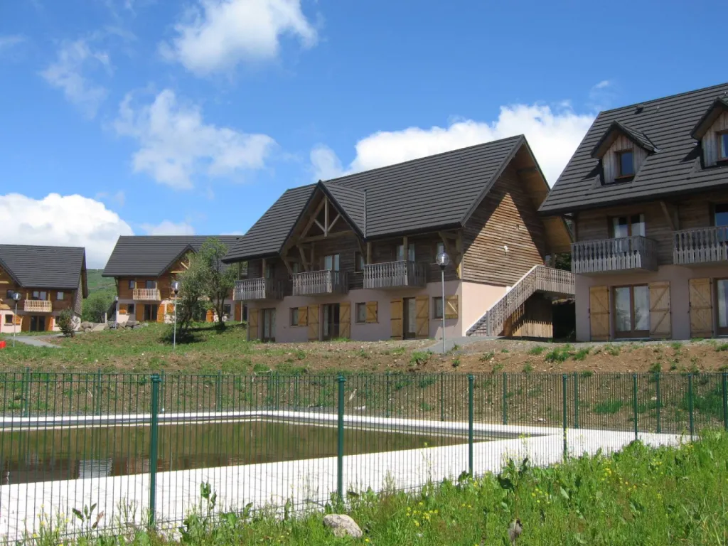 Toiture de tuiles GERARD CORONA de logement collectif à Super besse