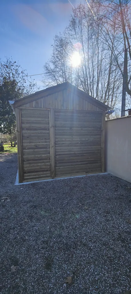 Fourniture et pose d’abri bois résineux traité classe 4 avec toiture acier à Bioule Tarn-et-Garonne