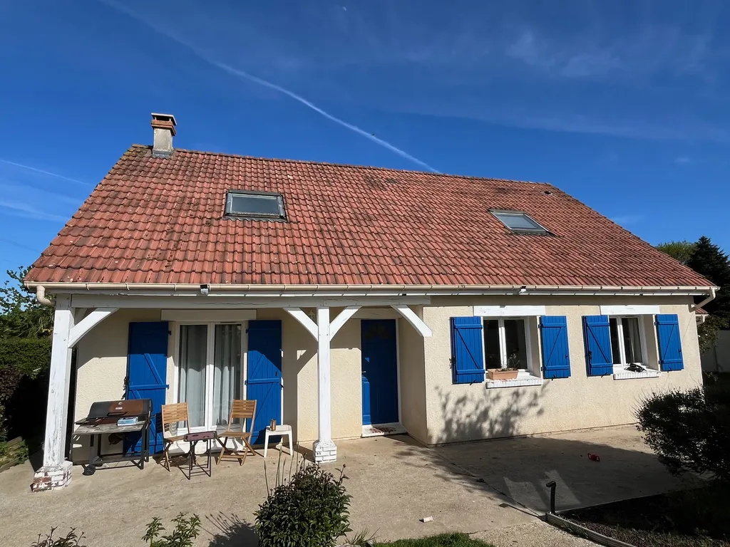A vendre : maison d'environ 123m² habitables, viable de plain pied et avec 6 chambres sur 1500m² de jardin avec piscine !
