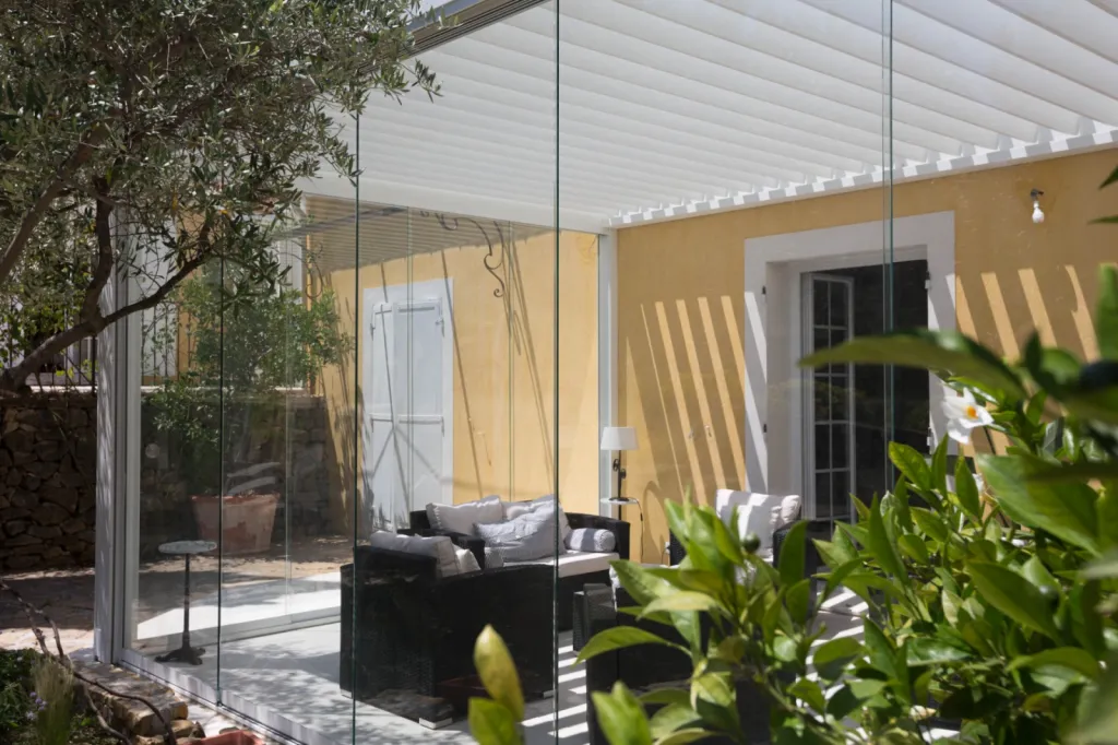 Pose d'une pergola bioclimatique à lames orientables au Beausset dans le Var