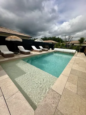 Pose en opus d’une terrasse en dalle sur plot effet travertin à Mios, bassin d’Arcachon