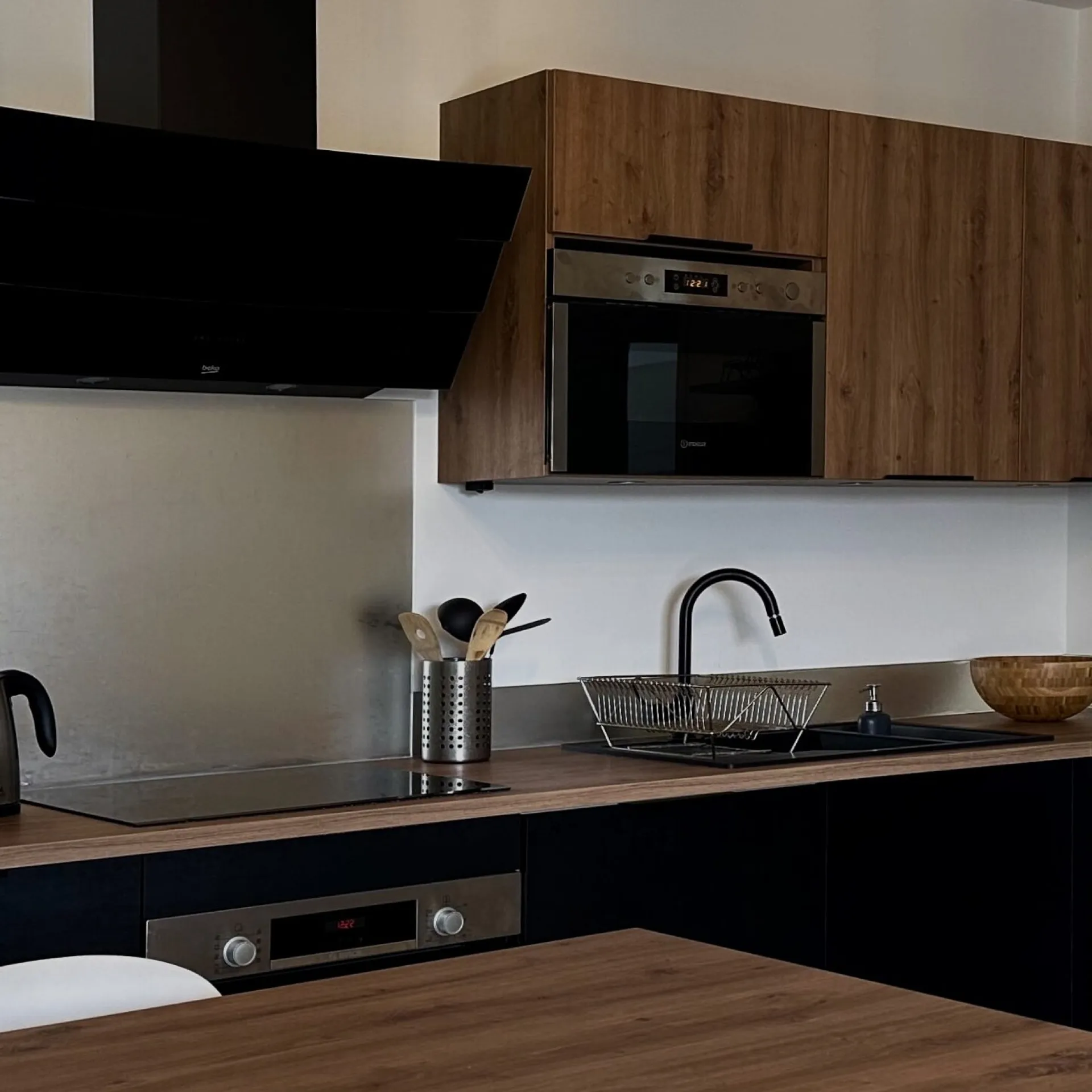 Cuisine contemporaine avec îlot repas central, par l’Atelier D. architecte d’intérieur à Bordeaux