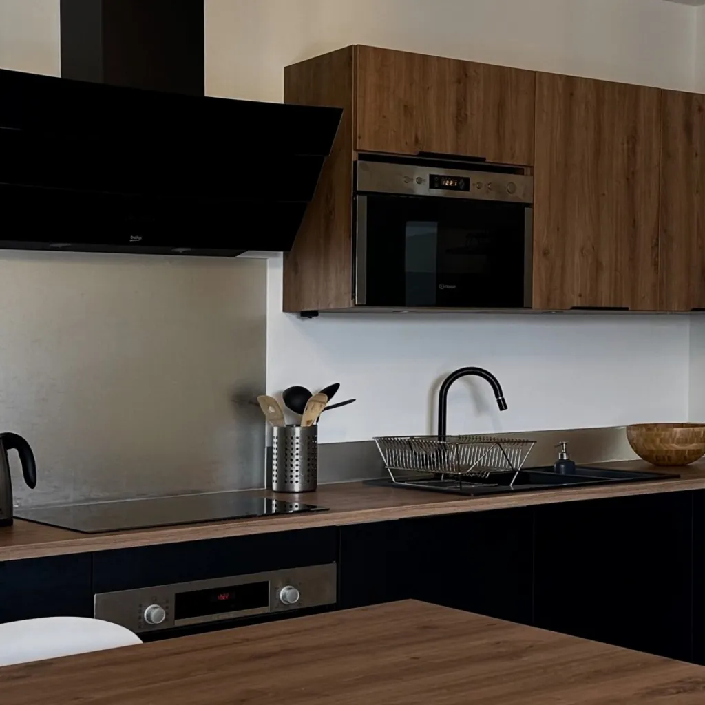 Cuisine contemporaine avec îlot repas central, par l’Atelier D. architecte d’intérieur à Bordeaux