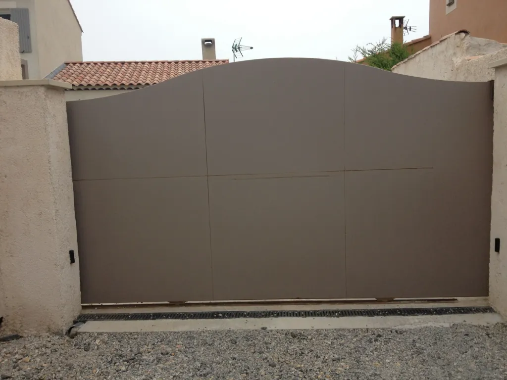 FABRICATION ET POSE PORTAIL EN FER FORGE SUR MESURE PLEIN COULISSANT AVEC CHAPEAU DE GENDARME A FOS SUR MER 13