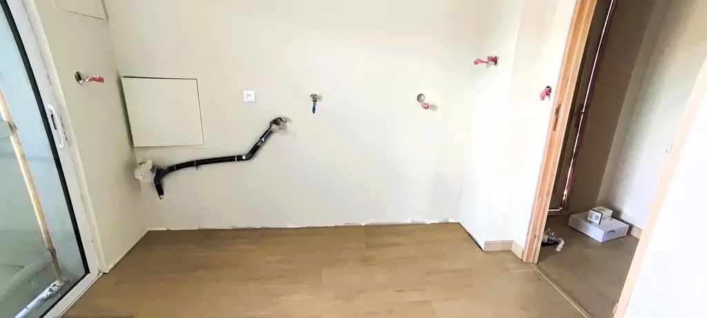 Transformation du sol à Roanne avec ragréage, sous-couche et pose d’un sol stratifié pour finaliser l’aménagement de cette pièce habitable.