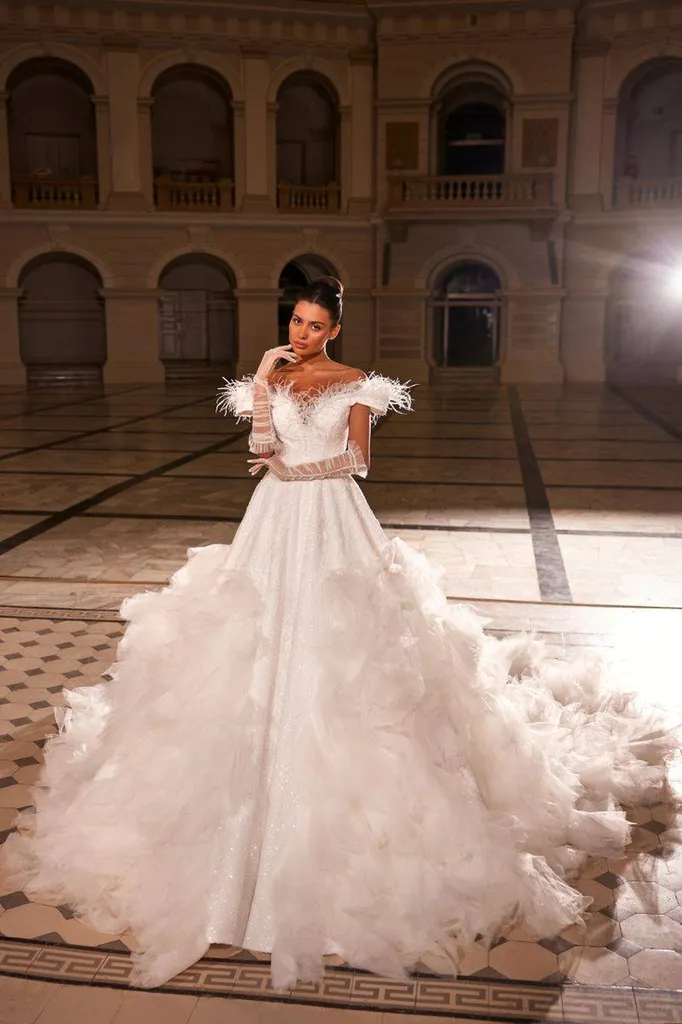 Robe de mariée princesse à Marseille décolleté plongeant en forme de V.