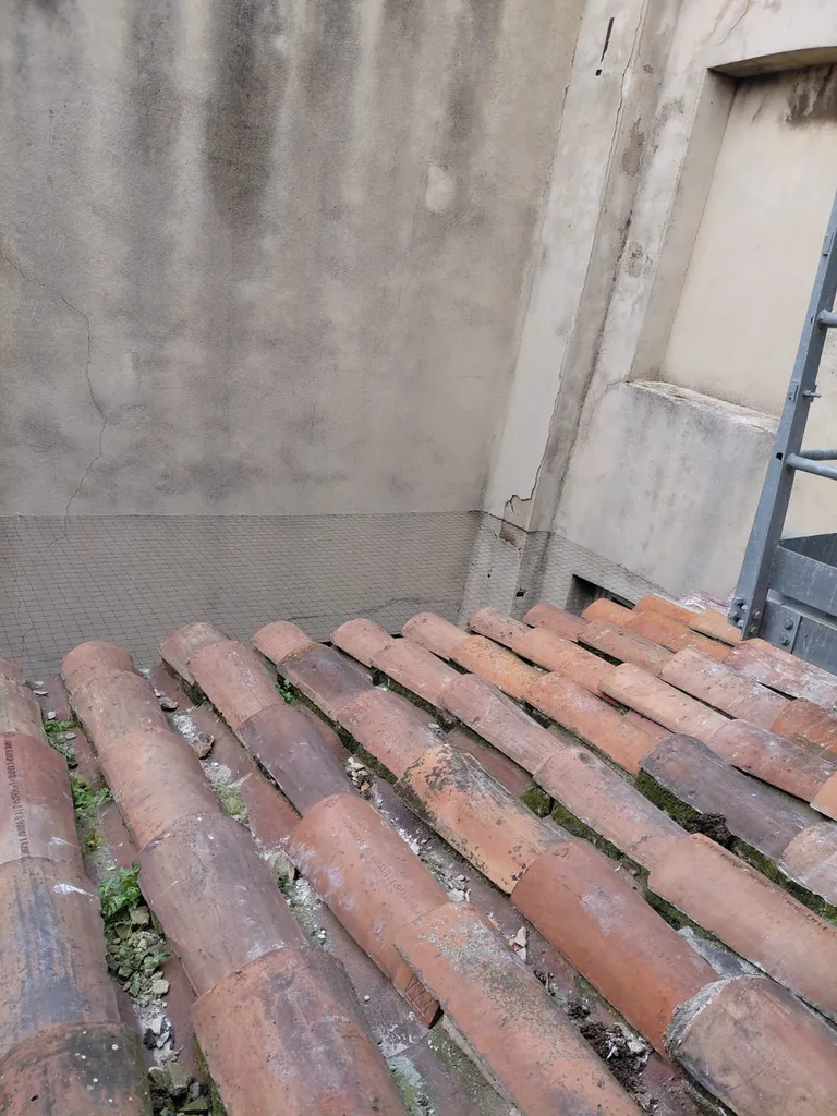 Filet anti pigeon dans une cour à Marseille