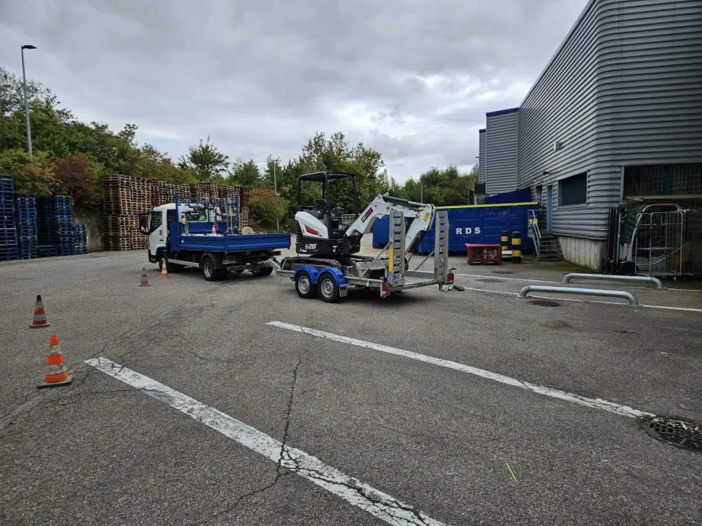 Entreprise de terrassement à Lyon pour démolition de deux poteaux sur le quai de chargement d'un entrepôt industriel à Bron près de Lyon
