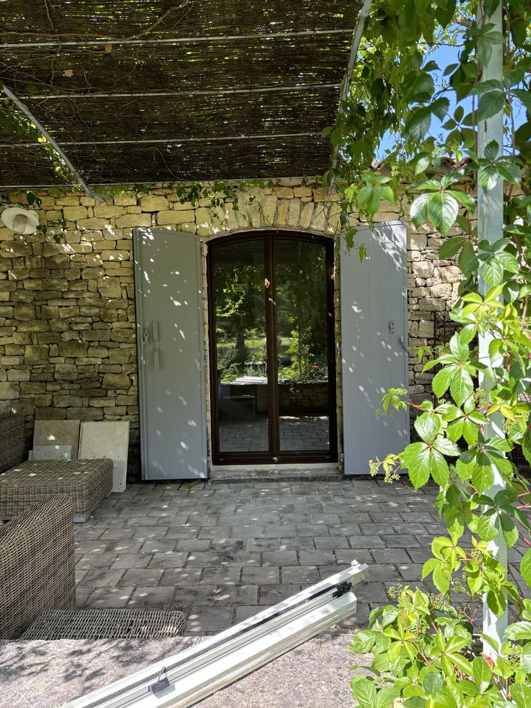 Menuiseries aluminium cintrées et droites sur murs en pierre : une alliance de caractère et d’élégance à Robion