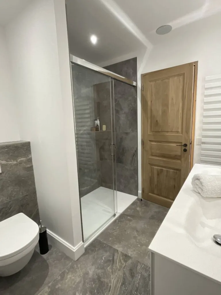 Salle de bains APRES restauration par Inspirations d'Intérieurs architecture