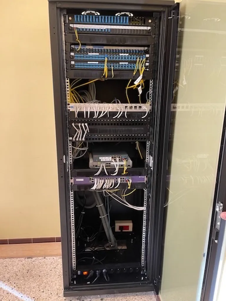  Spécialiste en installation et brassage de baies informatiques, câblage structuré RJ45 catégorie 6A, management de serveurs et optimisation de réseaux locaux pour entreprises et villas connectées.