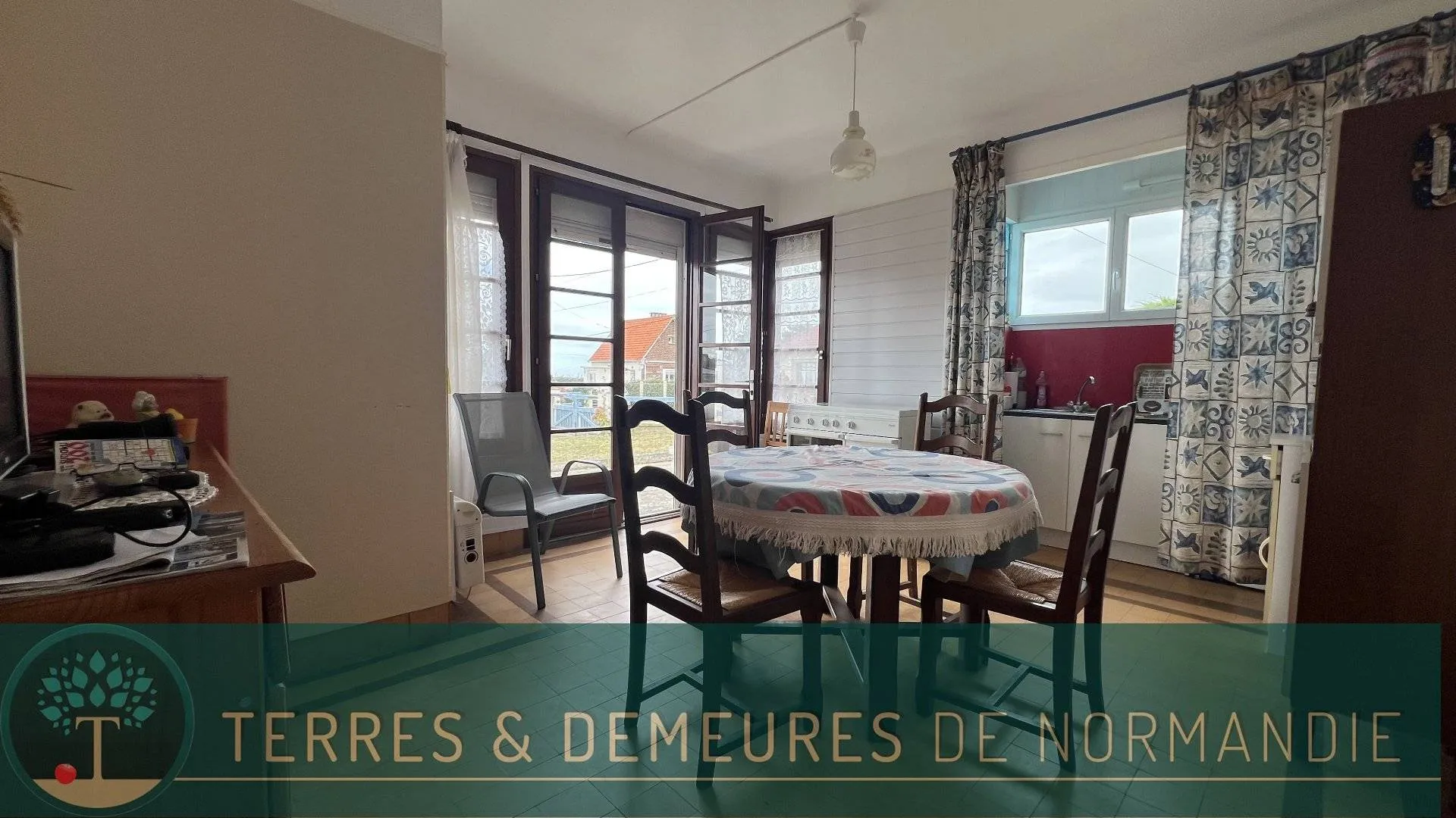 Maison de plage 46m² avec 2 chambres, pièce de vie et cuisine ouverte, cabanon 15m², vue mer et emplacement privilégié à Criel-sur-Mer 76910, proche plage.
