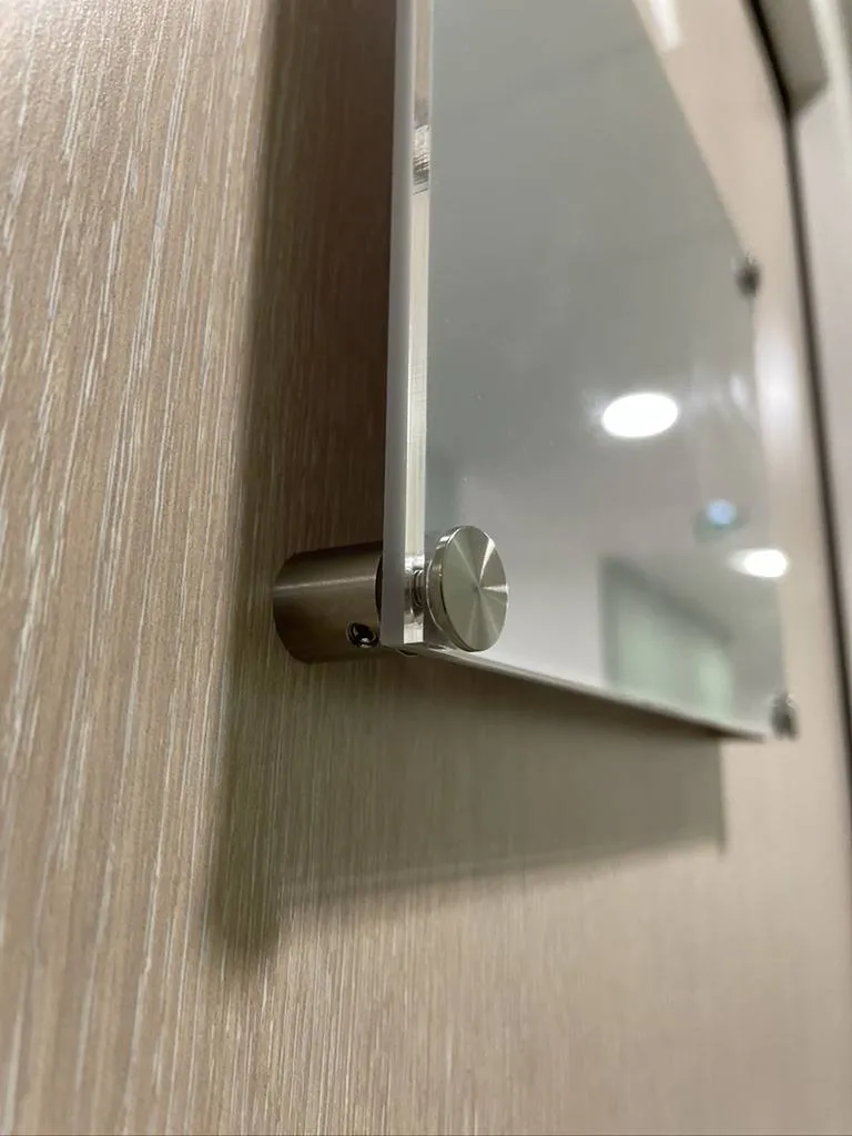 installation de plaque de porte en plexiglas en Alsace