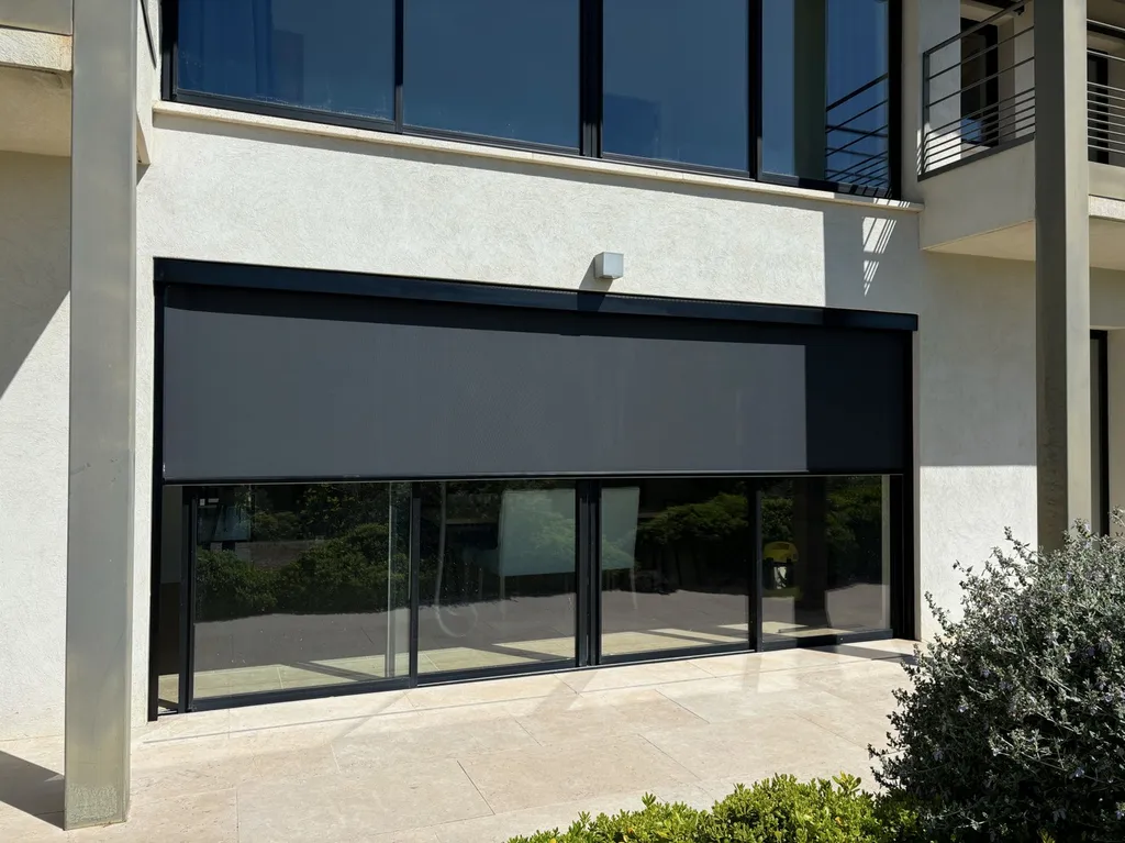 Pose de Store ZIP sur Mesure à Goult – Confort Thermique et Esthétique