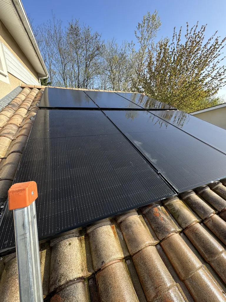 Module photovoltaïque brisé par la grêle à Izon (33450) – dommages visibles en toiture