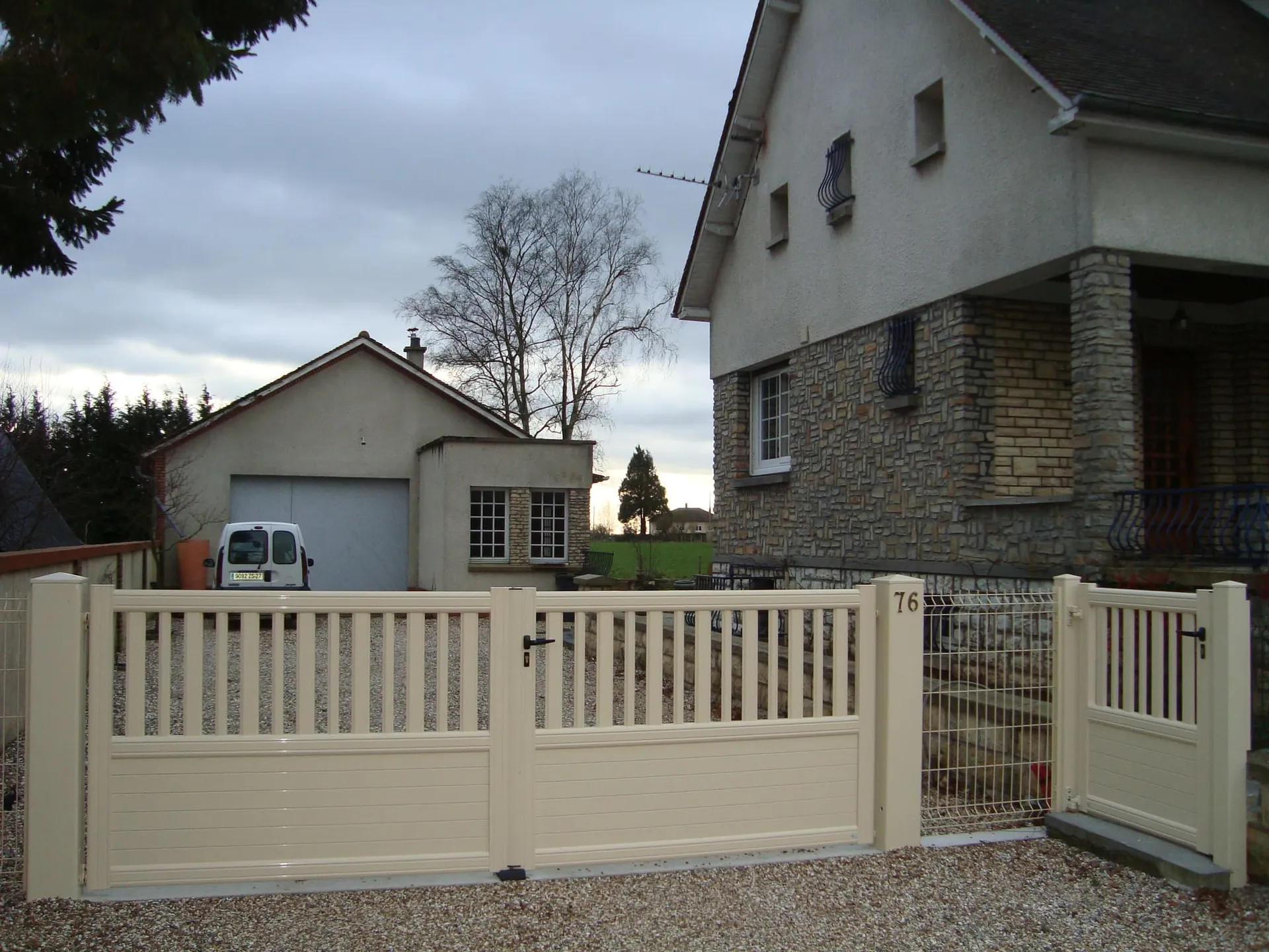 Installation de Portail en aluminium Battant, Modèle Plein/Semi-Ajouré Coordonné Sur-Mesure à Pont l'Évêque dans le Calvados 14 et Saint-André-d'Hébertot