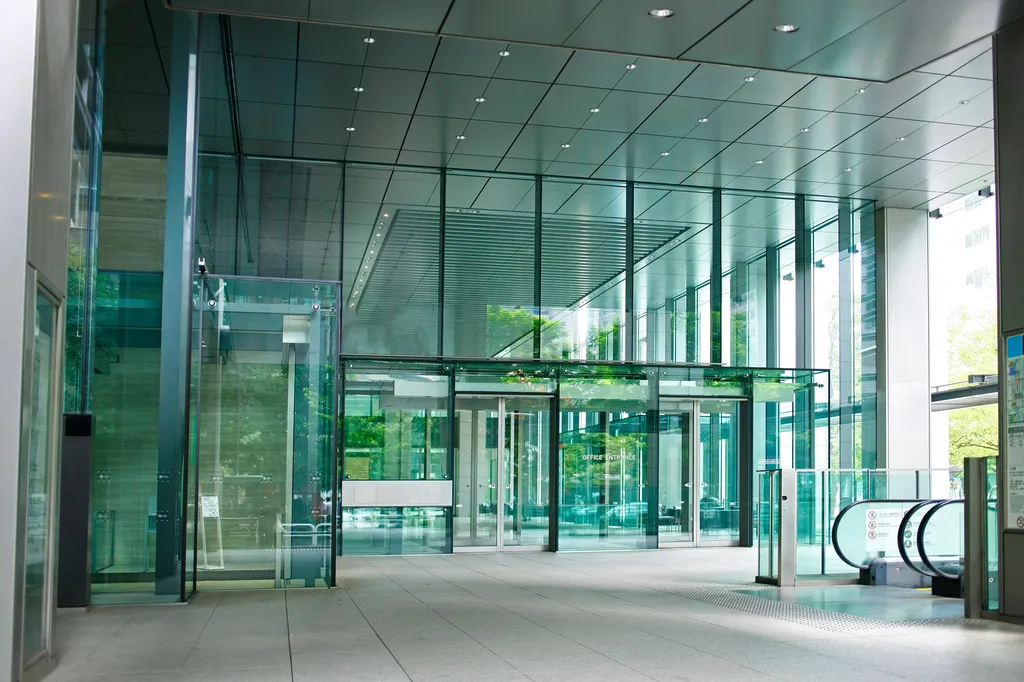 Nettoyage de portes vitrées et halls d’entrée en Alsace pour bureaux, commerces, immeubles et locaux professionnels