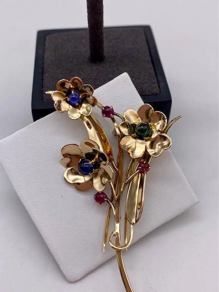 Broche fleurs en or 750/1000ème avec rubis saphirs et émeraude en dépôt vente chez Or Ligne à La Teste près de Bordeaux 