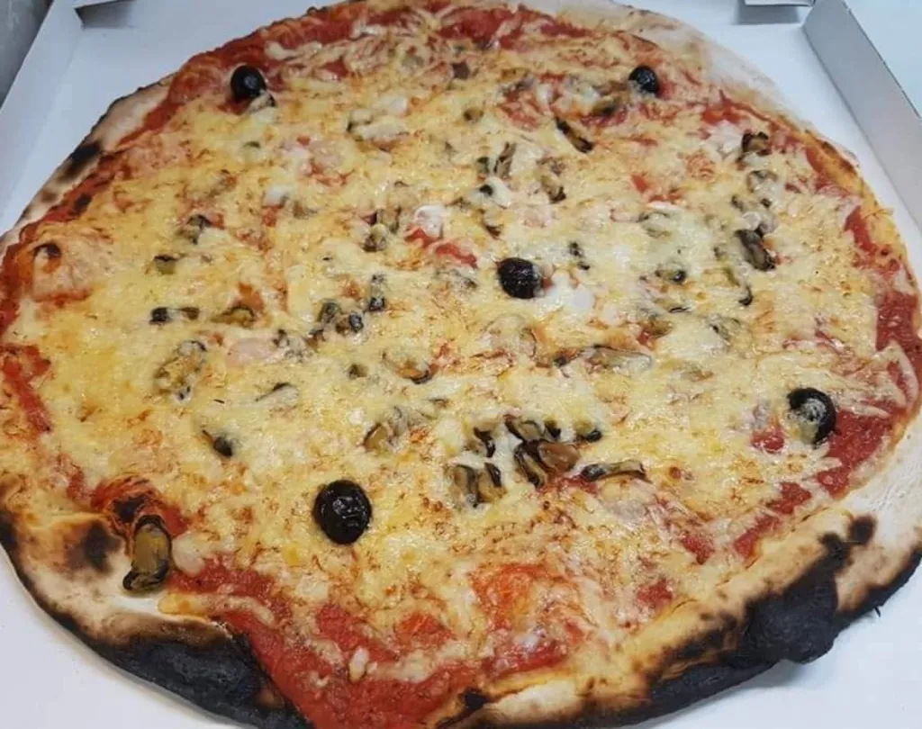 Notre zone d'activité pour ce serviceMeilleure pizza base crème artisanale cuite au four à bois traditionnel