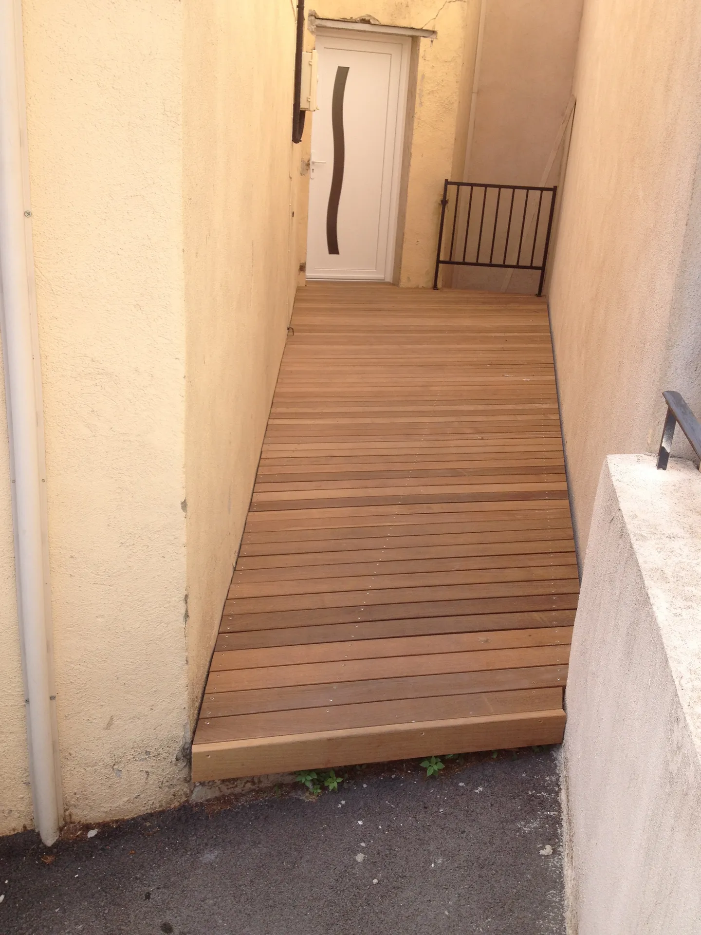 Terrasse sur pilier bois en Ipe installée à Rousset 13