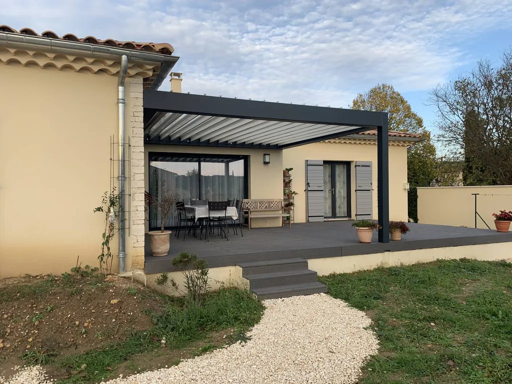 Installation d’une pergola bioclimatique sur mesure près de Montpellier sur la commune des Matelles