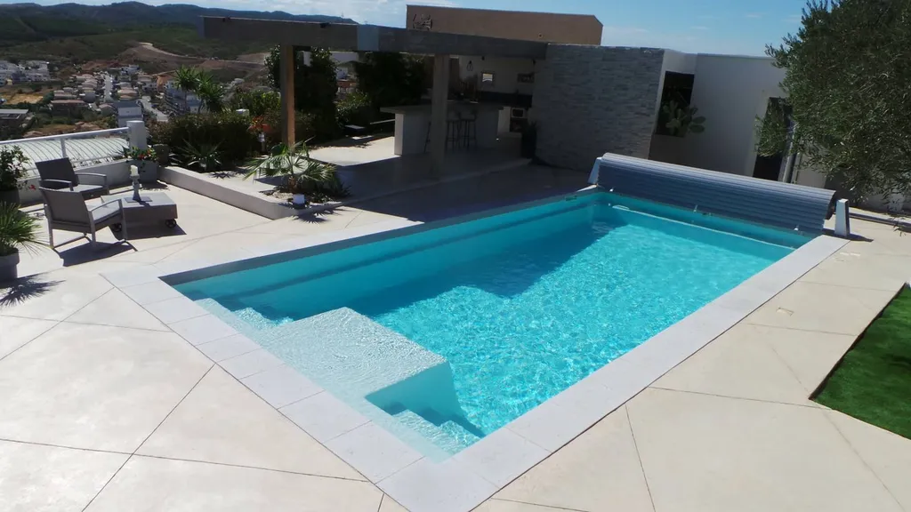 Vue biais Piscine Polyester