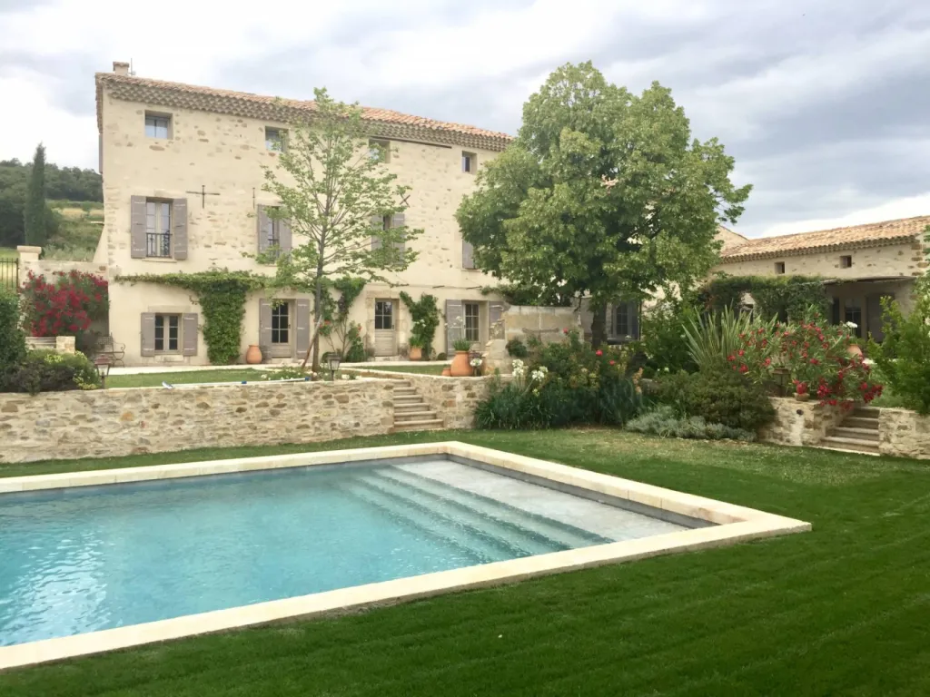 Mas en pierre rénovation aménagements constructions pool house abords ©inspirationsdinterieurs