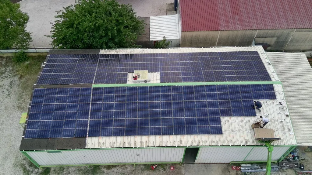 Installation d'une centrale photovoltaïque de 80 kVA avec 198 panneaux en autoconsommation sur un hangar professionnel à Saint-Laurent-des-Arbres dans le Gard (30)