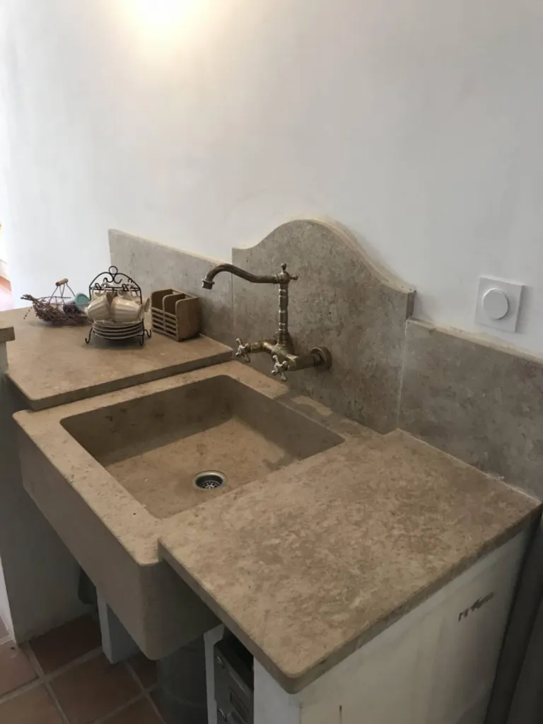 Evier et plan Pierre de Dordogne pierre de Thenon, Limeyrat, Auberoche pour dallage ancien et contemporain, Mougins, Cannes