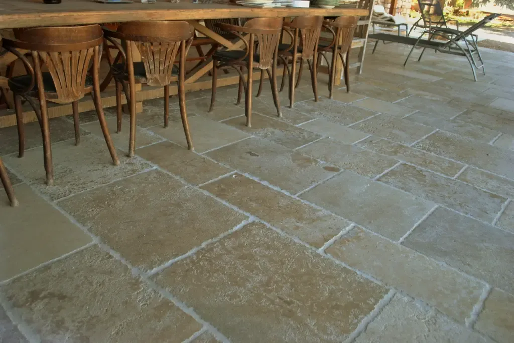 Limeyrat jaune : pierre calcaire française très nuancée aux teintes jaunes pour aménagement intérieur et extérieur