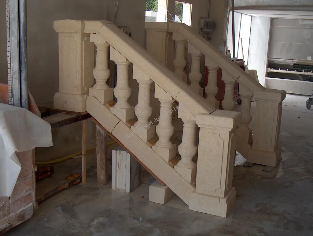 Balustrade en pierre blanche d'Estaillades