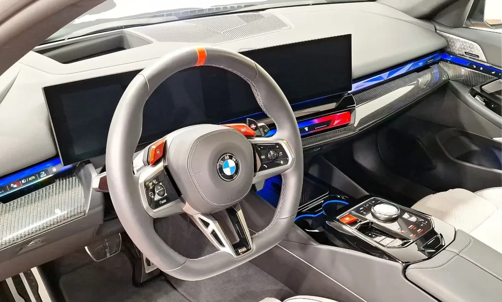 Volant BMW M5 Touring M Performance commandes sport intérieur carbone