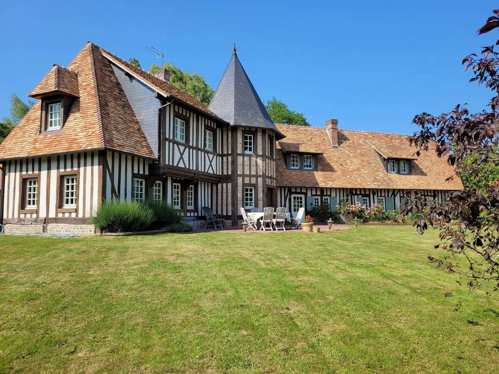 A vendre,  domaine, situé dans un environnement privilégié, à la campagne, sans être isolé et sans aucune nuisance bénéficie d'une belle vue sur la vallée à 10 minutes de Cormeilles, Pays d'Auge, Cormeilles 27260.  Le jardin est planté de nombreuses
