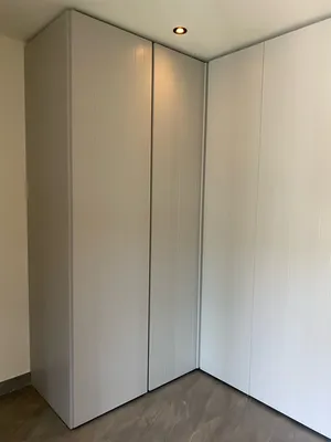 Réalisation d'un dressing sur mesure haut de gamme en angle de fabrication italienne à Sanary sur Mer dans le Var