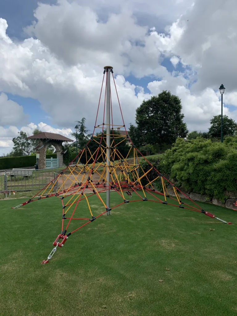Construction d'un parc de jeux pour enfants pour une commune en Isère (Rhone-Alpes)