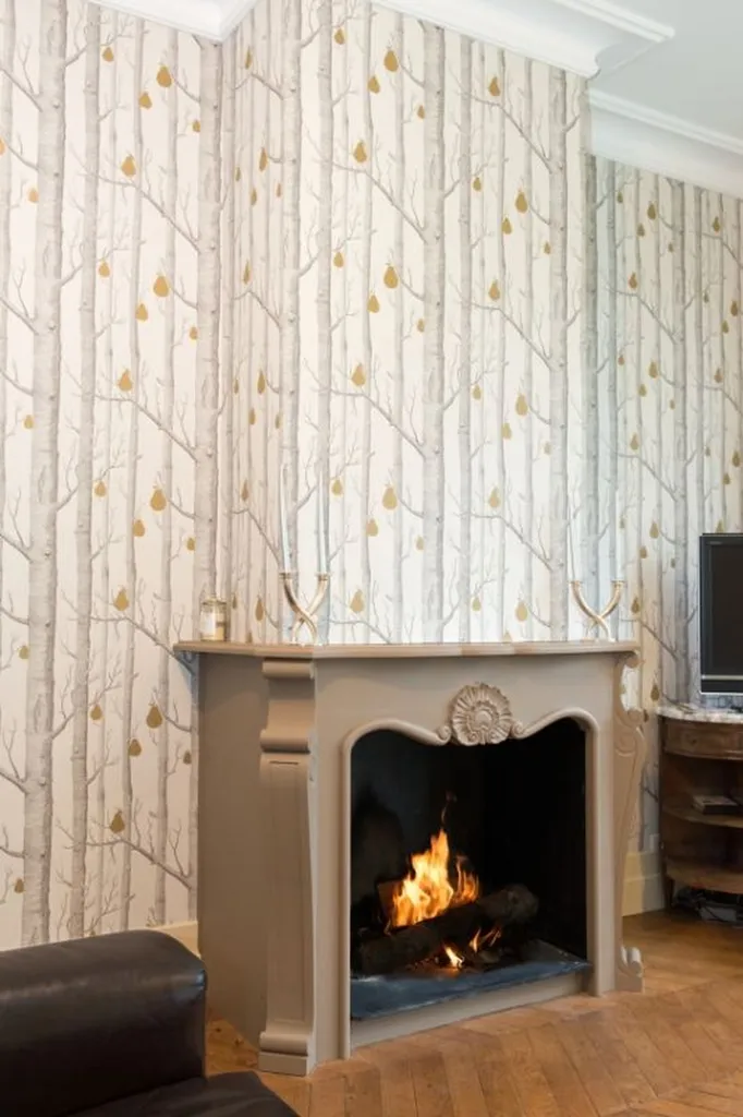 Installation de cheminée sur mesure avec encadrement en bois sur Bruges