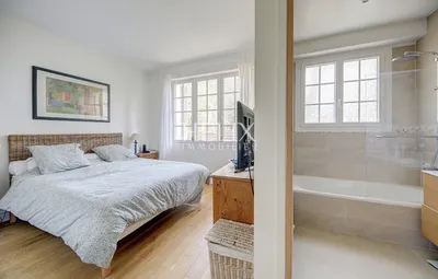 Exclusivité à Le Vésinet à vendre une belle maison familiale de 250 M² avec grand parc arboré à 3 minutes du parc des Ibis.