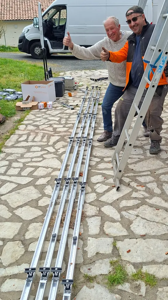 À Yvrac 33370 près de Bordeaux en Gironde, installation d'une centrale photovoltaïque 9 kWc avec stockage sur batterie virtuelle Urban Solar pour une autonomie énergétique totale.