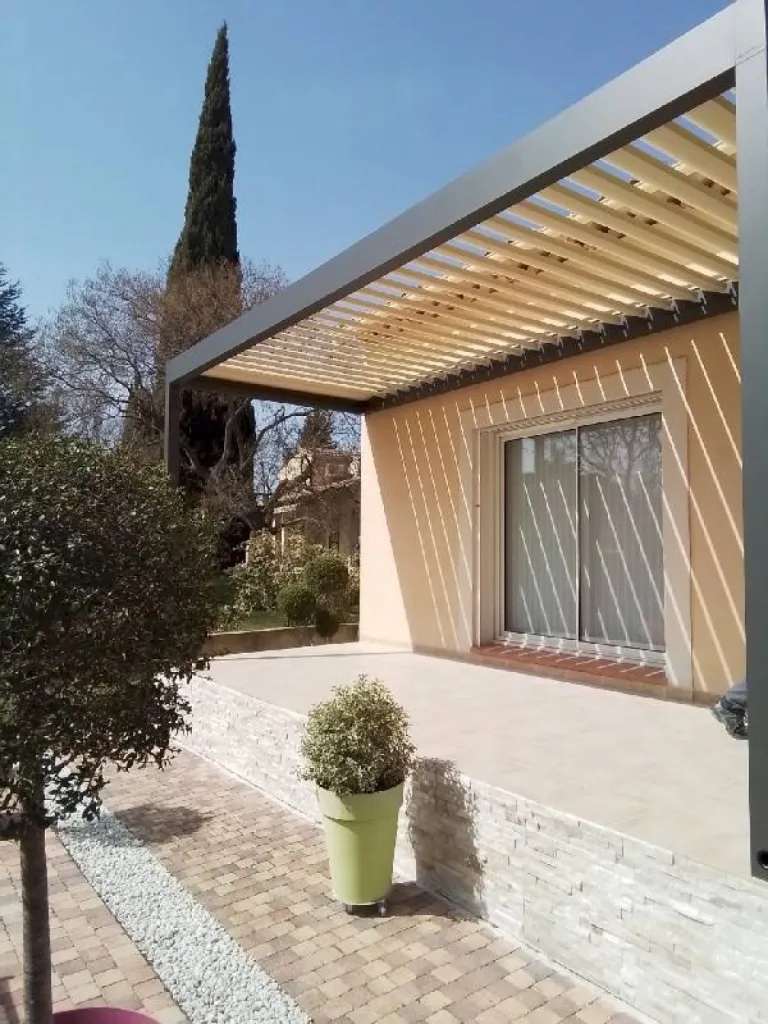 Installation d'une pergola bioclimatique sur mesure à Pelissanne (13)